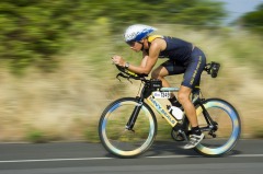 トライアスロンで自転車に乗る人