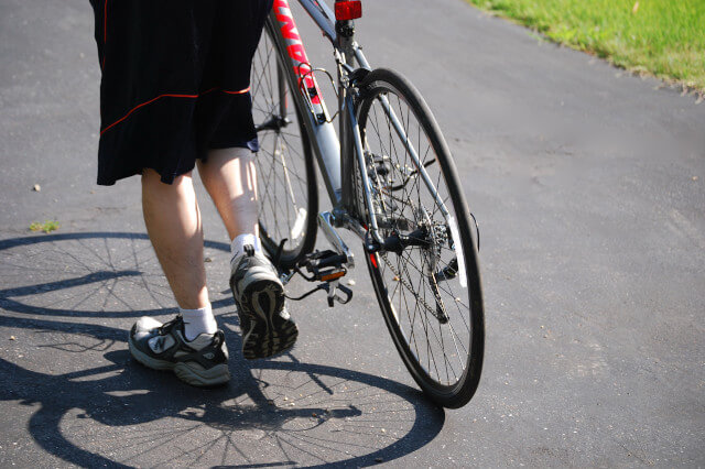 バイクを押す人