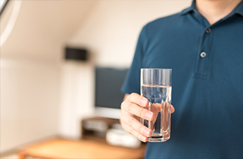 水を飲む男性