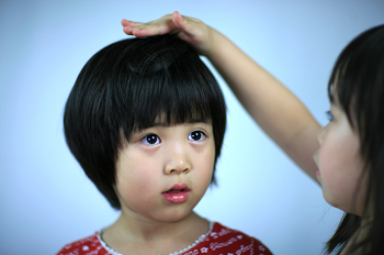 身長を比べる子供