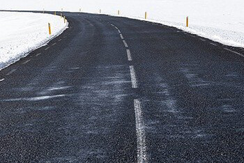 雪の積もった道路