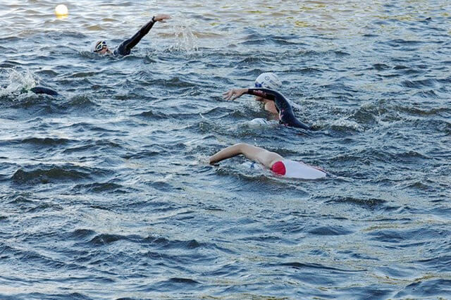 泳ぐトライアスロン選手