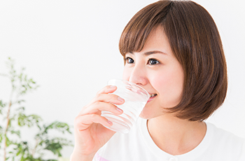 水を飲む女性