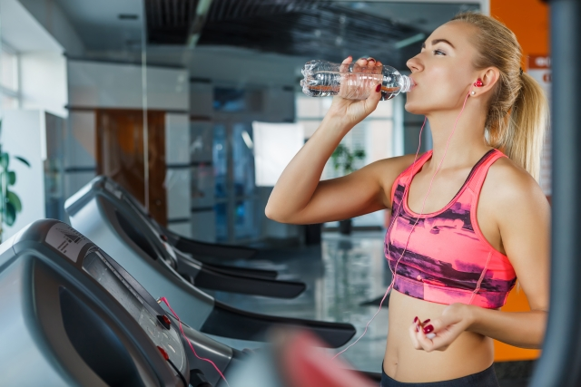 水を飲む女性